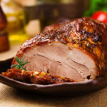 Schweinbraten mit Weihnachtsgewürzen und Honig